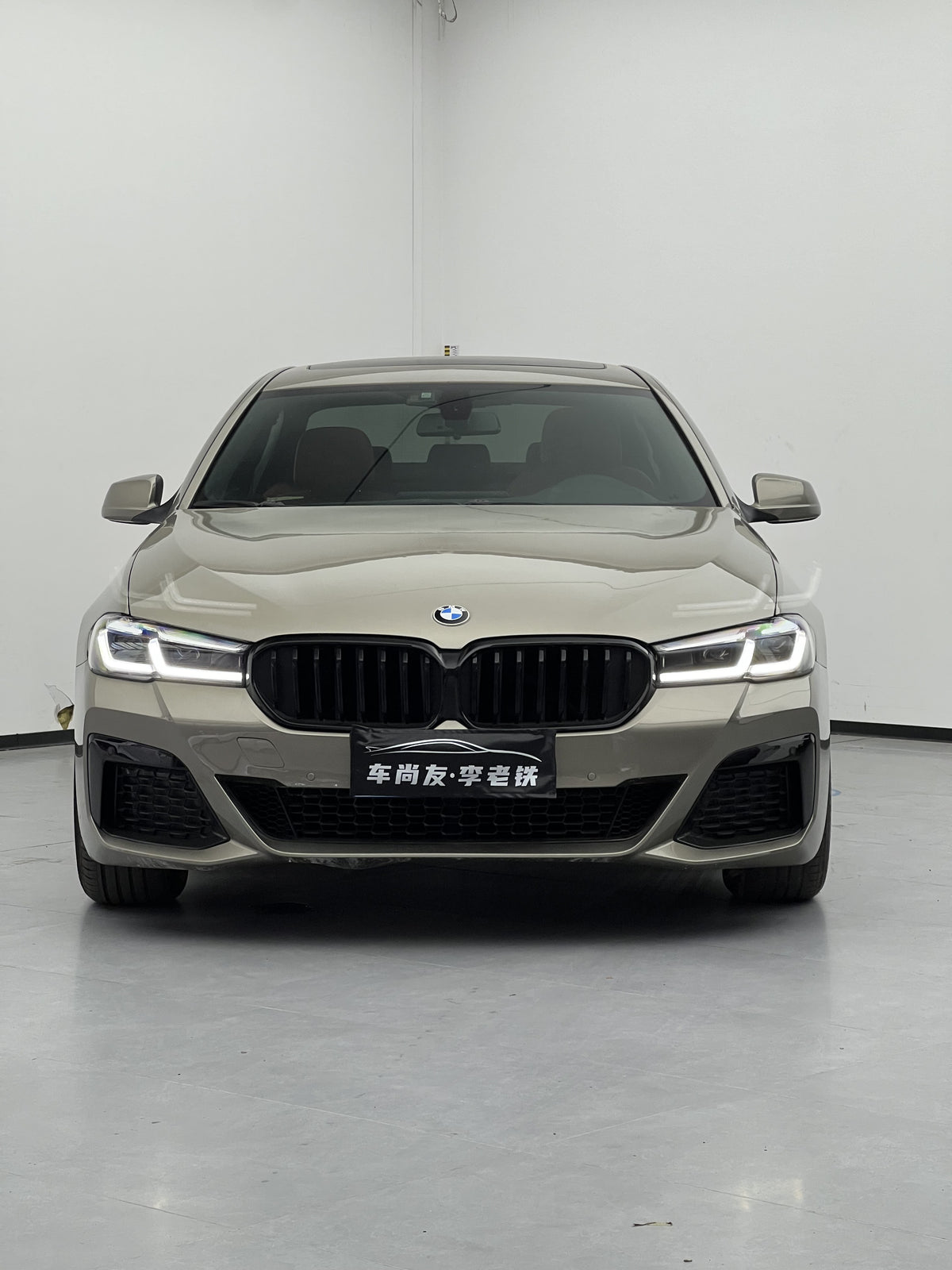 BMW 5 Series F18 | 2011 model | 宝马 5 系 F18|2011 款 – vehicle photo 1
